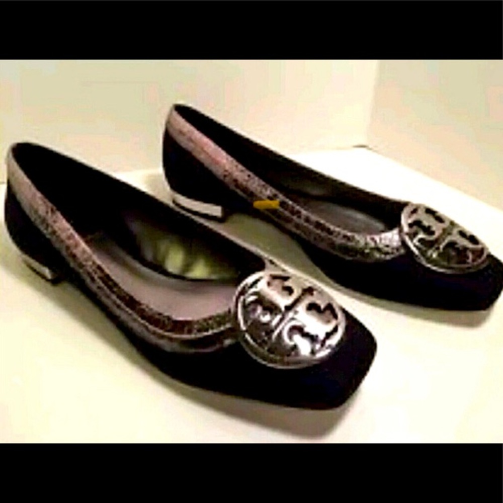 TORY BURCH 5.5 M SILVER LOGO BUCKLE FLATS SHOES - Picture 3 of 16